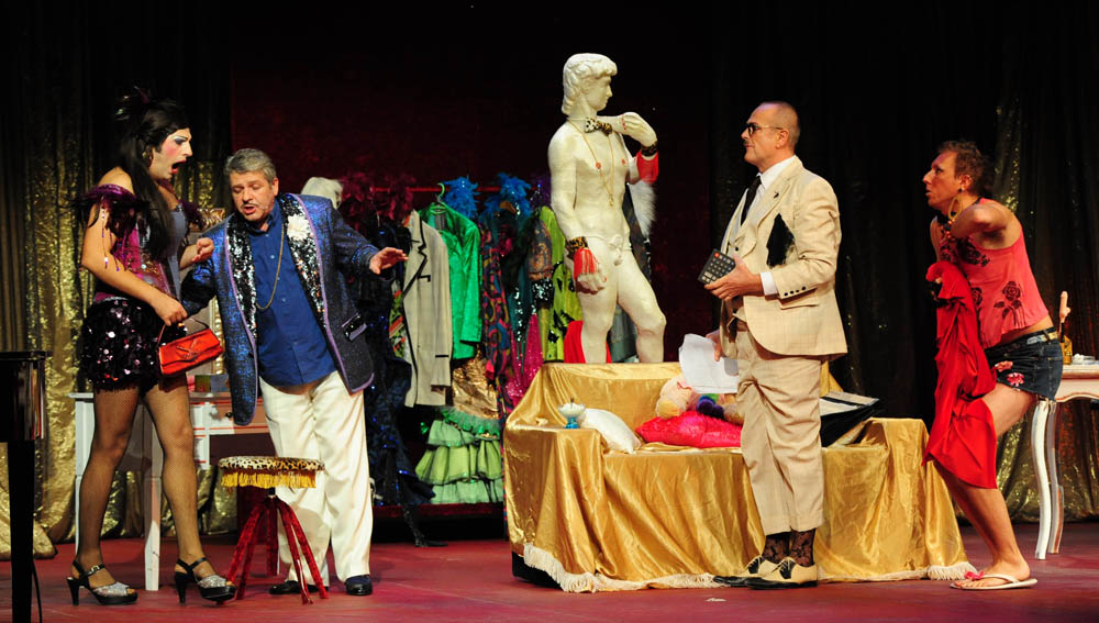 Zadar, 12.11.2012. snimio: Nenad Marčev
SATIRIČKO KAZALIŠTE KEREMPUH
Jean Poiret:
Krletka, komedija
redatelj: Krešimir Dolenčić
igraju: Ž. Königsknecht, H. Kečkeš, M. Mirković,
I. Đuričić, L. Petrušić, B. Perić, V. Čokljat,
M. Posavec Zadar, 12.11.2012. snimio: Nenad Marčev
SATIRIČKO KAZALIŠTE KEREMPUH
Jean Poiret:
Krletka, komedija
redatelj: Krešimir Dolenčić
igraju: Ž. Königsknecht, H. Kečkeš, M. Mirković,
I. Đuričić, L. Petrušić, B. Perić, V. Čokljat,
M. Posavec