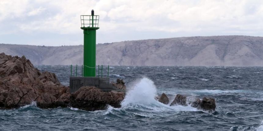 Valovi na moru i bura otezavaju promet trajekta Rapske plovidbe od kopna prema otoku Rabu. Valovi,olujna bura. Photo: Goran Kovacic/PIXSELL