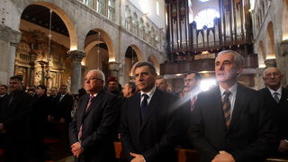 Zadar, 241112.
Obiljezavanje Dana grada Zadra i dolazak generala Ante Gotovine pocasnog gradjanina grada Zadra. General Gotovina na svetoj misi u katedrali Sv. Stosije.
Na slici general Ante Gotovina s gradonacelnikom Zvonimirom Vrancicem i zupanom Stip Zadar, 241112.
Obiljezavanje Dana grada Zadra i dolazak generala Ante Gotovine pocasnog gradjanina grada Zadra. General Gotovina na svetoj misi u katedrali Sv. Stosije.
Na slici general Ante Gotovina s gradonacelnikom Zvonimirom Vrancicem i zupanom Stip