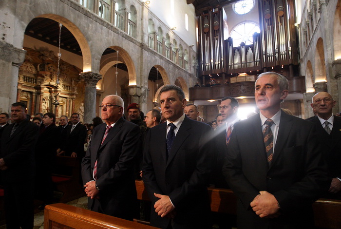 Zadar, 241112.
Obiljezavanje Dana grada Zadra i dolazak generala Ante Gotovine pocasnog gradjanina grada Zadra. General Gotovina na svetoj misi u katedrali Sv. Stosije.
Na slici general Ante Gotovina s gradonacelnikom Zvonimirom Vrancicem i zupanom Stip Zadar, 241112.
Obiljezavanje Dana grada Zadra i dolazak generala Ante Gotovine pocasnog gradjanina grada Zadra. General Gotovina na svetoj misi u katedrali Sv. Stosije.
Na slici general Ante Gotovina s gradonacelnikom Zvonimirom Vrancicem i zupanom Stip