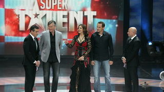 Zagreb, 051110.
Studio 2 Jadran filma, Oporovecka 12. 
Supertalent show Nove TV.
Na slici: clanovi zirija Supertalenta, Nina Badric, Dubravko Merlic i Enis Beslagic i voditelji Igor Mesin i Rene Bitorajac. 
Foto: Ranko Suvar / CROPIX