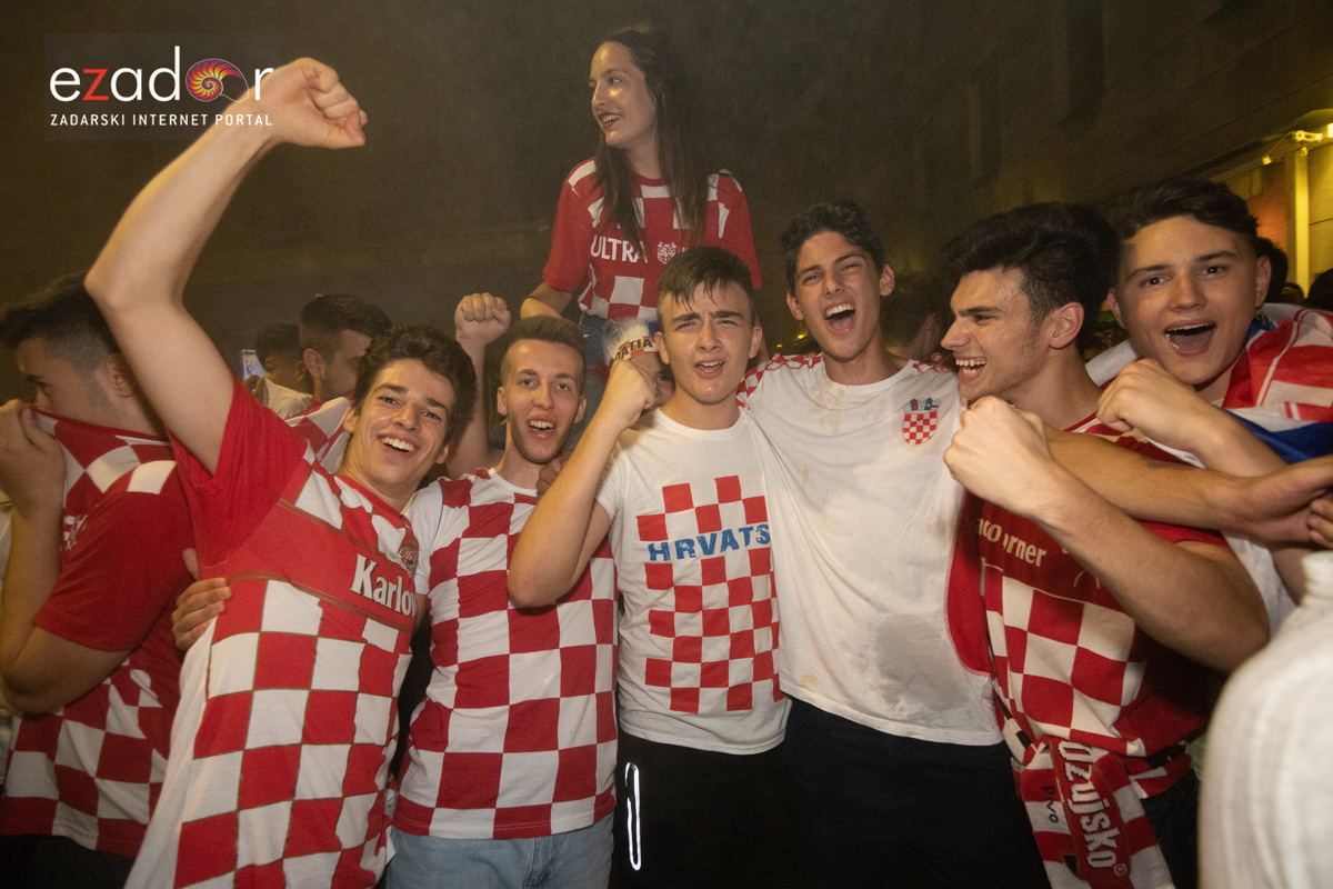Čudesna noć: Velika fešta ulicama Zadra nakon plasmana Vatrenih u finale SP Čudesna noć: Velika fešta ulicama Zadra nakon plasmana Vatrenih u finale SP
