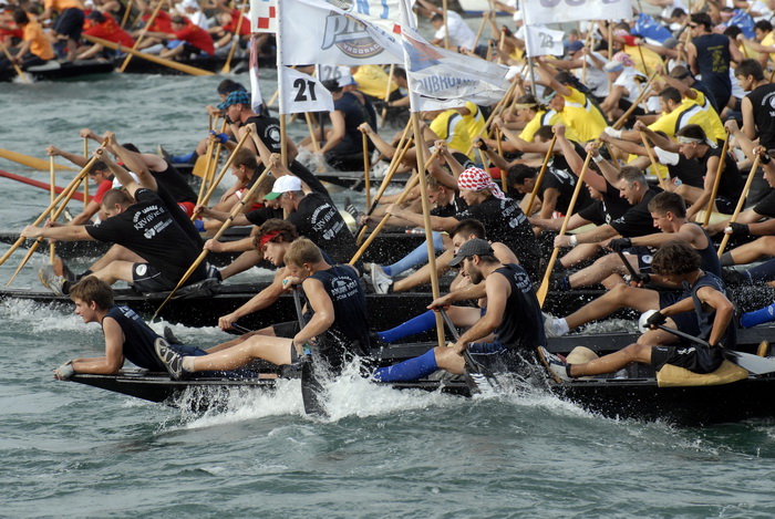 Metkovic, 140810.
Trinaesti maraton ladja vozi se od Metkovica do Ploca u duzini od 22,5 kilometara. U maratonu je nastupilo oko 600 veslaca u 35 ladjarskih posada.
Foto: Denis Jerkovic / Cropix