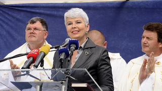 Knin, 250911.
Postavljanje kamena temeljca za gradnju Pastoralnog centra Gospe velikog Hrvatskog krsnog zavjeta na prostoru bivse vojarne Senjak u Kninu
Na slici: premijerka Jadranka Kosor
Foto: Niksa Stipanicev / CROPIX Knin, 250911.
Postavljanje kamena temeljca za gradnju Pastoralnog centra Gospe velikog Hrvatskog krsnog zavjeta na prostoru bivse vojarne Senjak u Kninu
Na slici: premijerka Jadranka Kosor
Foto: Niksa Stipanicev / CROPIX