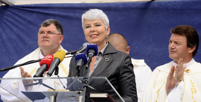 Knin, 250911.
Postavljanje kamena temeljca za gradnju Pastoralnog centra Gospe velikog Hrvatskog krsnog zavjeta na prostoru bivse vojarne Senjak u Kninu
Na slici: premijerka Jadranka Kosor
Foto: Niksa Stipanicev / CROPIX Knin, 250911.
Postavljanje kamena temeljca za gradnju Pastoralnog centra Gospe velikog Hrvatskog krsnog zavjeta na prostoru bivse vojarne Senjak u Kninu
Na slici: premijerka Jadranka Kosor
Foto: Niksa Stipanicev / CROPIX