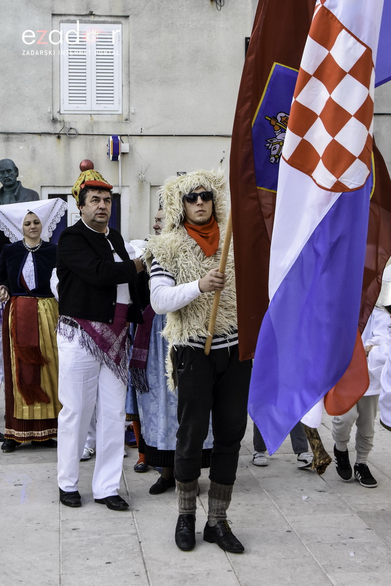 Paški zimski karneval 2018: Karnevalska povorka prošla ulicama grada do Pijace