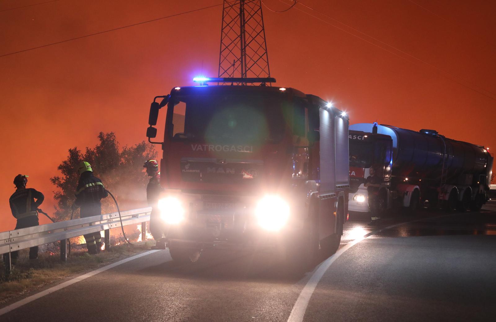 Tučepi: Požar se širi, zahvatio ranč i kuće, vatrogasci u akciji
