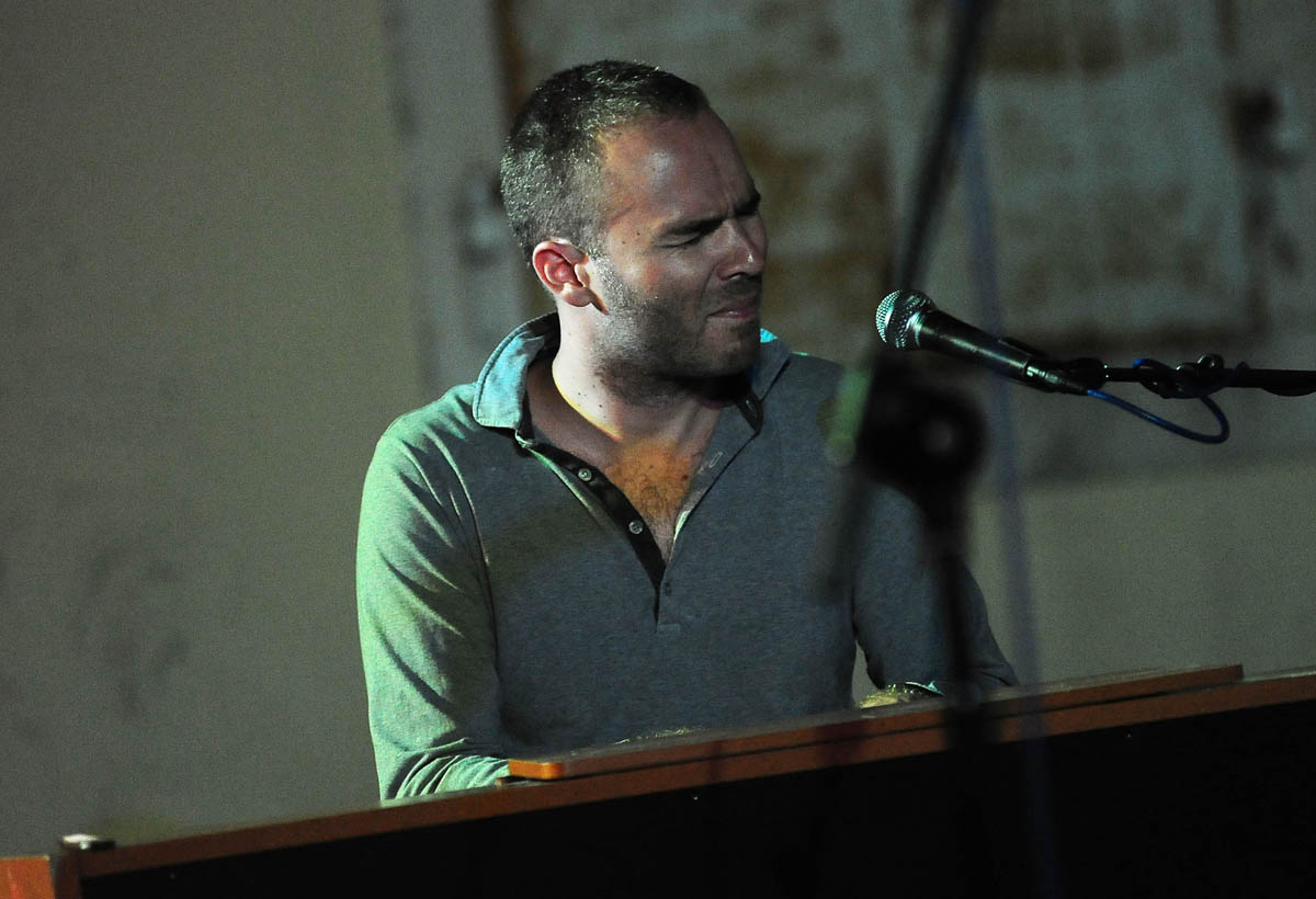 Zadar, 26.07.2013. snimio: Nenad Marčev
bossa nova
CATIA WERNECK QUARTET (BRA-FR)
CATIA WERNECK – vocal
VINCENT BIDAL – piano
LUKMIL PEREZ HERRERA – drums
RENATO ŠVORINIĆ – bass giuitar
Dvorište Providurove palače Zadar, 26.07.2013. snimio: Nenad Marčev
bossa nova
CATIA WERNECK QUARTET (BRA-FR)
CATIA WERNECK – vocal
VINCENT BIDAL – piano
LUKMIL PEREZ HERRERA – drums
RENATO ŠVORINIĆ – bass giuitar
Dvorište Providurove palače