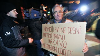 Maribor (Slovenija), 031212.
Prosvjed gradjana Maribora protiv trenutacnog gradonacelnika Franca Kanglera, osumnjicenog za umjesanost u korupciju. Prosvjed je zapoceo okupljanjem nekoliko tisuca ljudi na Trgu Slobode, a zatim se preselio ispred zgrade opc Maribor (Slovenija), 031212.
Prosvjed gradjana Maribora protiv trenutacnog gradonacelnika Franca Kanglera, osumnjicenog za umjesanost u korupciju. Prosvjed je zapoceo okupljanjem nekoliko tisuca ljudi na Trgu Slobode, a zatim se preselio ispred zgrade opc