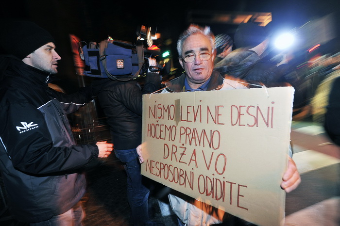 Maribor (Slovenija), 031212.
Prosvjed gradjana Maribora protiv trenutacnog gradonacelnika Franca Kanglera, osumnjicenog za umjesanost u korupciju. Prosvjed je zapoceo okupljanjem nekoliko tisuca ljudi na Trgu Slobode, a zatim se preselio ispred zgrade opc Maribor (Slovenija), 031212.
Prosvjed gradjana Maribora protiv trenutacnog gradonacelnika Franca Kanglera, osumnjicenog za umjesanost u korupciju. Prosvjed je zapoceo okupljanjem nekoliko tisuca ljudi na Trgu Slobode, a zatim se preselio ispred zgrade opc