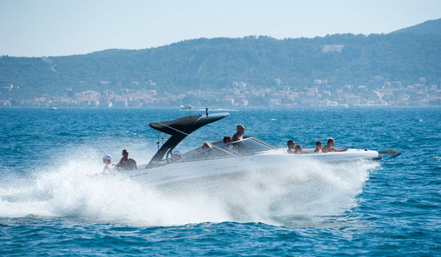 Zadar, 070712
Kao i u citavoj Hrvatskoj i u Zadru se visoke temperature nastavljaju, pa je jos jedno ljetno popodne na zadarskoj rivi proteklo uz puno kupaca.
Na slici: glisiranje.
Foto: Luka Gerlanc / CROPIX