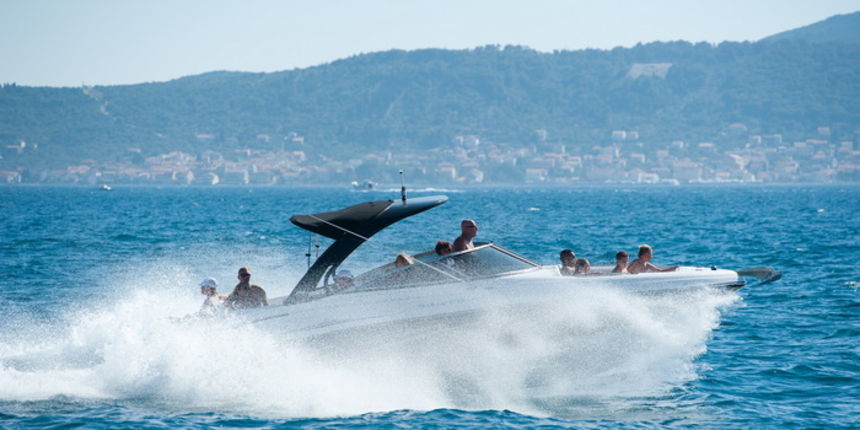 Zadar, 070712
Kao i u citavoj Hrvatskoj i u Zadru se visoke temperature nastavljaju, pa je jos jedno ljetno popodne na zadarskoj rivi proteklo uz puno kupaca.
Na slici: glisiranje.
Foto: Luka Gerlanc / CROPIX
