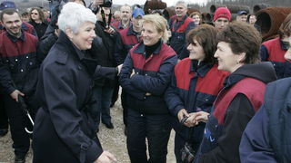 Knin, 150311.
Premijerka Jadranka Kosor otvorila je radove na prosirenju pogona tvornice Div u Kninu.
Jadranka Kosor u drustvu radnika Div-a
Foto : Jakov Prkic / Cropix Knin, 150311.
Premijerka Jadranka Kosor otvorila je radove na prosirenju pogona tvornice Div u Kninu.
Jadranka Kosor u drustvu radnika Div-a
Foto : Jakov Prkic / Cropix