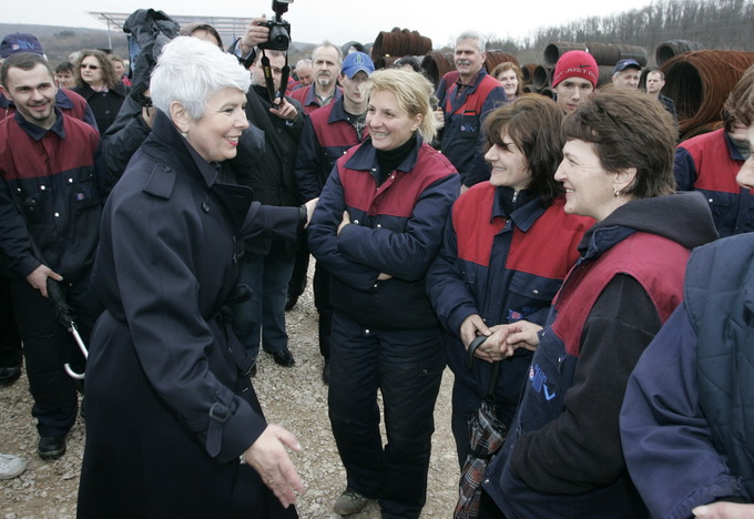 Knin, 150311.
Premijerka Jadranka Kosor otvorila je radove na prosirenju pogona tvornice Div u Kninu.
Jadranka Kosor u drustvu radnika Div-a
Foto : Jakov Prkic / Cropix Knin, 150311.
Premijerka Jadranka Kosor otvorila je radove na prosirenju pogona tvornice Div u Kninu.
Jadranka Kosor u drustvu radnika Div-a
Foto : Jakov Prkic / Cropix