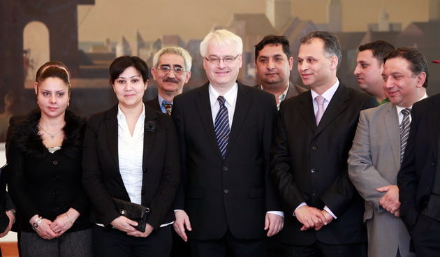 Zagreb, 070413.
Predsjednicki dvori.
Predsjednik Republike Ivo Josipovic povodom Svjetskog dana Roma primio je izlasanstva romskih udruga. 
Na fotografiji: predsjednik Josipovic i Veljko Kajtazi na odlasku.
Foto: Roberto Orlic / CROPIX