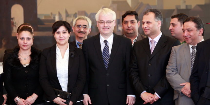 Zagreb, 070413.
Predsjednicki dvori.
Predsjednik Republike Ivo Josipovic povodom Svjetskog dana Roma primio je izlasanstva romskih udruga. 
Na fotografiji: predsjednik Josipovic i Veljko Kajtazi na odlasku.
Foto: Roberto Orlic / CROPIX