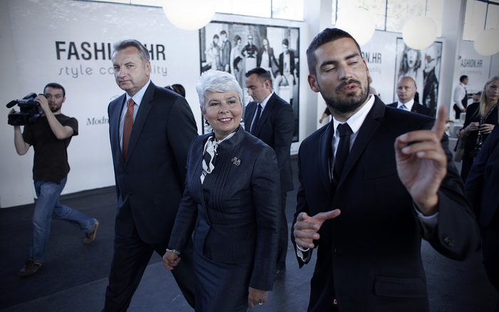 Zagreb, 300911.
Sajam mode Fashion.hr, koji je na Zagrebackom velesajmu okupio 90 izlagaca iz Hrvatske i 29 iz regije, otvorila je predsjednica Vlade RH Jadranka Kosor. 
Na slici: ministar Djuro Popijac, premijerka Kosor i direktor sajma Vinko Filipic.
Fo