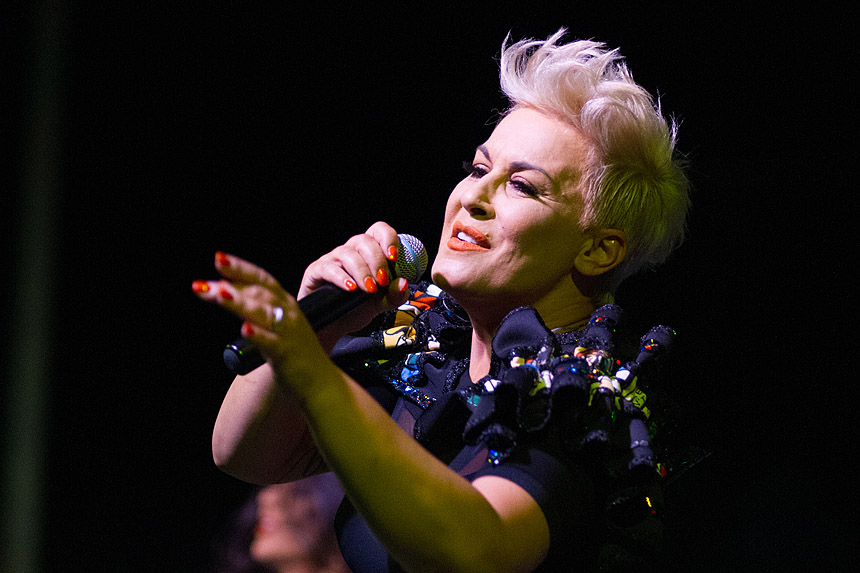 Mještani Bibinja sinoć su uživali u vrhunskom koncertu grupe Colonija na sportskom centru Crljenica Mještani Bibinja sinoć su uživali u vrhunskom koncertu grupe Colonija na sportskom centru Crljenica