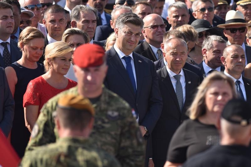 Uz zvukove hime “Lijepa naša” podignuta je zastava Republike Hrvatske na Kninskoj tvrđavi Uz zvukove hime “Lijepa naša” podignuta je zastava Republike Hrvatske na Kninskoj tvrđavi