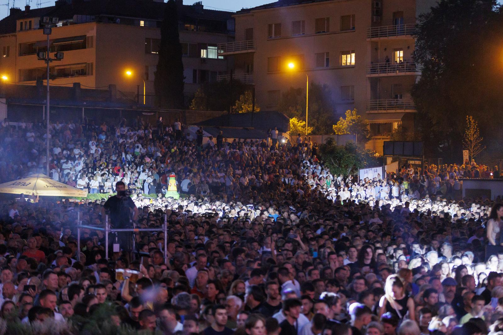 Mišo Kovač i prijatelji na Starom placu u Splitu Mišo Kovač i prijatelji na Starom placu u Splitu