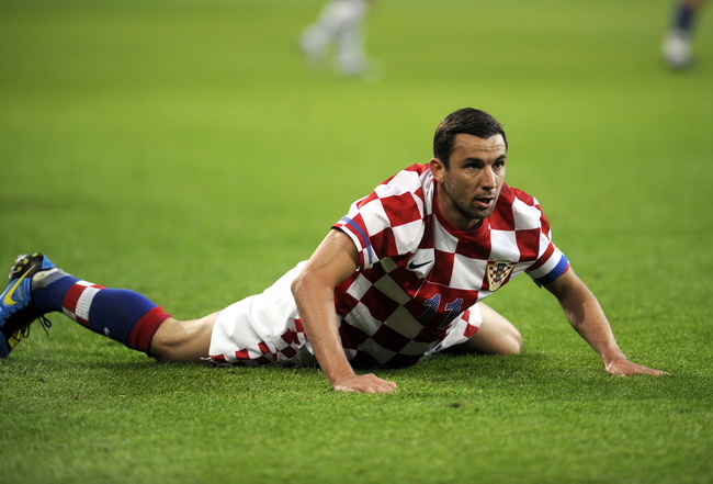 Klagenfurt, 190510.
Prijateljska nogometna utakmica na stadionu Hypo Group Arena izmedju reprezentacija Austrije i Hrvatske.
Na slici: Darijo Srna, kapetan lezi na travi.
Foto: Drago Sopta / CROPIX