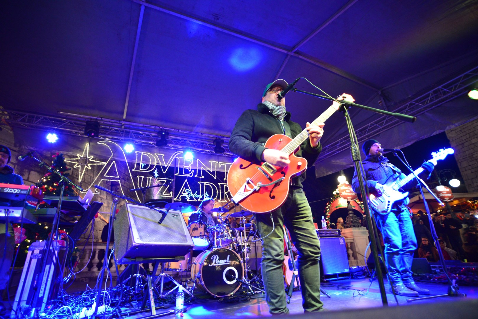 Advent u Zadru: Neno Belan i Fiumensi raspjevali i rasplesali i staro i mlado na Trgu Petra Zoranića Advent u Zadru: Neno Belan i Fiumensi raspjevali i rasplesali i staro i mlado na Trgu Petra Zoranića