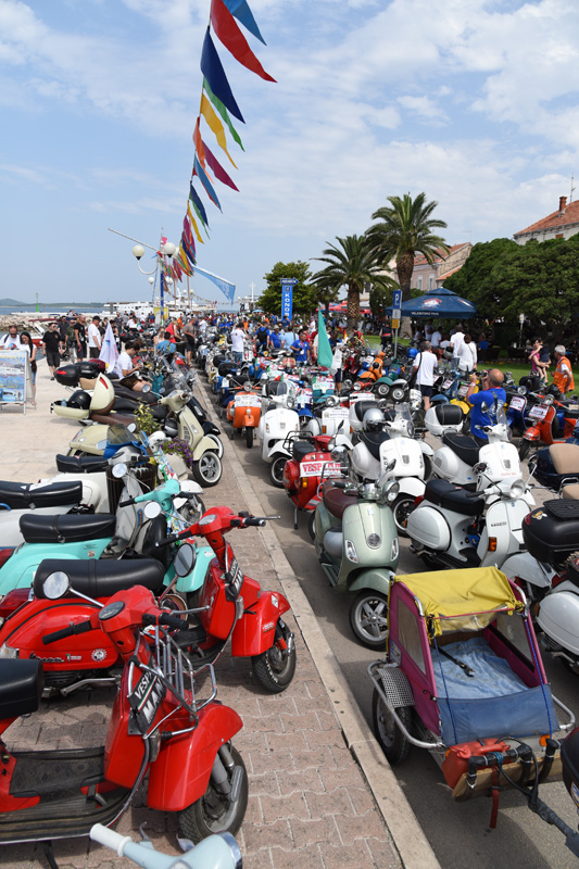 Spektakularni defile vespaša, foto: Vinko Pešić Spektakularni defile vespaša, foto: Vinko Pešić