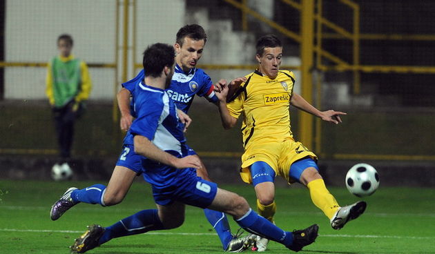 Zapresic, 151010. Stadion NK Inter, 1. HNL, 11. kolo, seniori, susret NK Inter i NK Zadar. Na slici: Marin Car 6, Josip Bilaver 2, Mislav Orsic 20. Foto: Damir Krajac / CROPIX