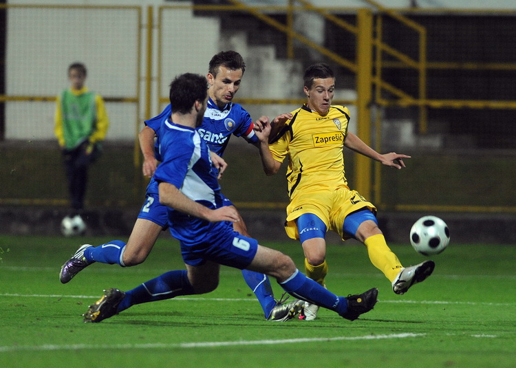 Zapresic, 151010. Stadion NK Inter, 1. HNL, 11. kolo, seniori, susret NK Inter i NK Zadar. Na slici: Marin Car 6, Josip Bilaver 2, Mislav Orsic 20. Foto: Damir Krajac / CROPIX Zapresic, 151010. Stadion NK Inter, 1. HNL, 11. kolo, seniori, susret NK Inter i NK Zadar. Na slici: Marin Car 6, Josip Bilaver 2, Mislav Orsic 20. Foto: Damir Krajac / CROPIX
