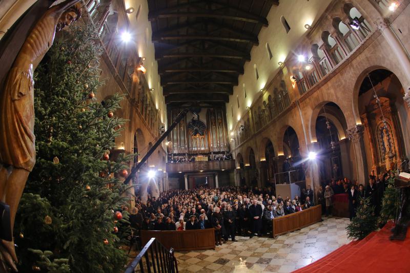 25.12.2013., Zadar – Svecanu misu polnocku povodom rodjenja Isusa Krista u katedrali svete Stosije predvodio je nadbiskup Zelimir Puljic. Photo: Filip Brala/PIXSELL 25.12.2013., Zadar – Svecanu misu polnocku povodom rodjenja Isusa Krista u katedrali svete Stosije predvodio je nadbiskup Zelimir Puljic. Photo: Filip Brala/PIXSELL