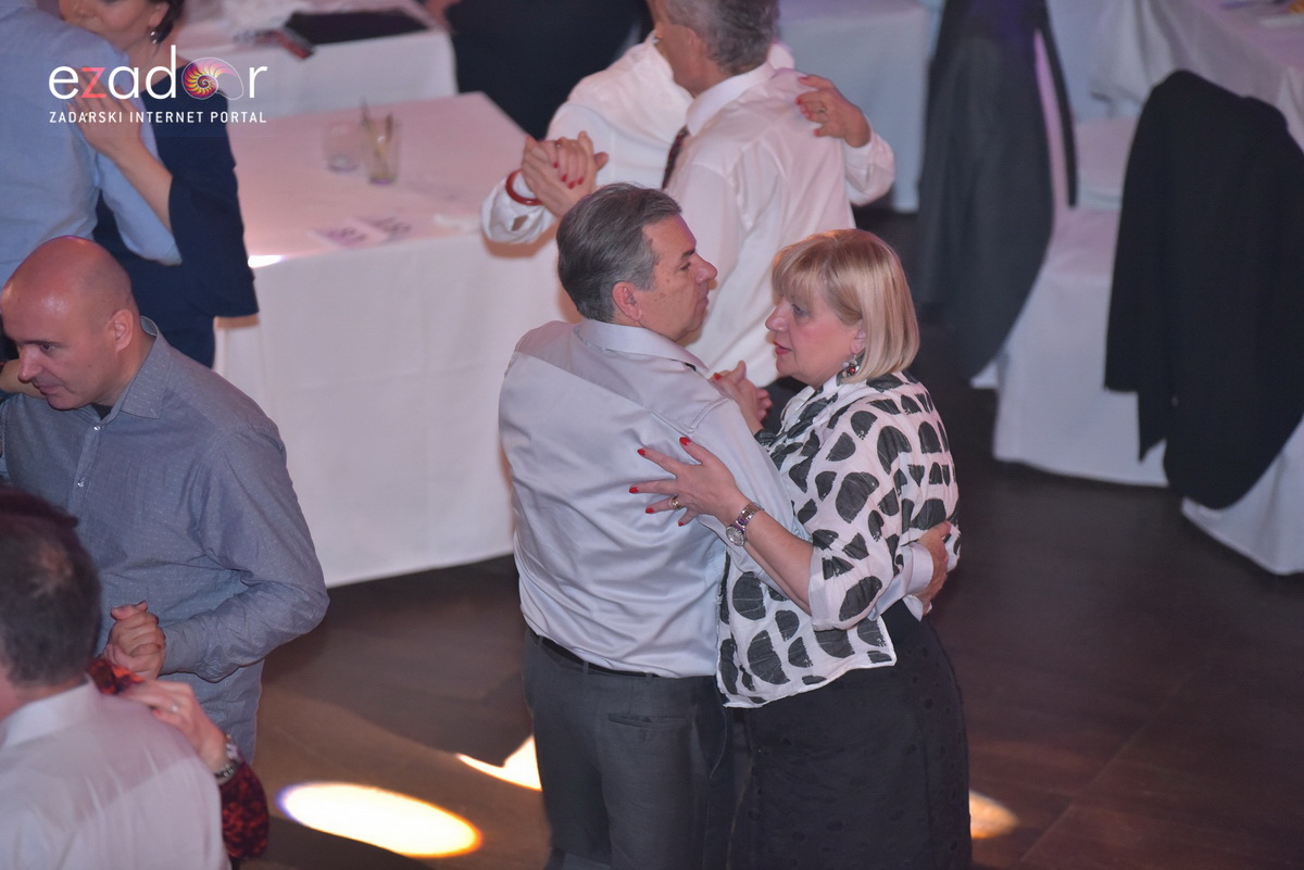 Tisuće Zadrana uživalo na krcatom Narodnom trgu i Tgu Petra Zoranića uz Tomislava Bralića i klapu Intrade Tisuće Zadrana uživalo na krcatom Narodnom trgu i Tgu Petra Zoranića uz Tomislava Bralića i klapu Intrade