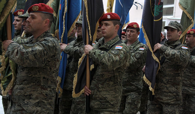 Postrojavanje vojnika ispred crkve Sv. Šime