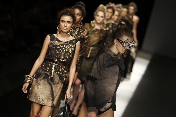 Zagreb, 250909.
U staroj tvornici Zagrepcanka od 24.09.-26.09. odrzava se modna revija Dove Fashion.hr.
Modna revija: Robert Sever.
Foto: Dragan Matic / Cropix