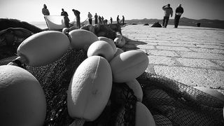 Ribar krpa mrižu svoju (foto:Saša Čuka) Ribar krpa mrižu svoju (foto:Saša Čuka)