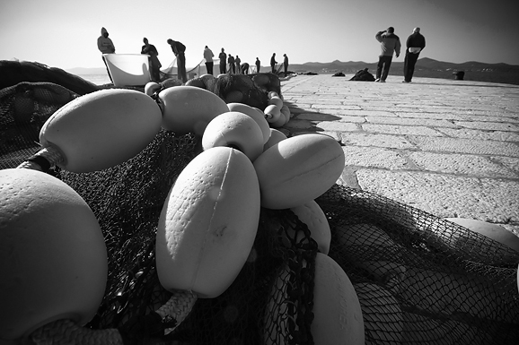 Ribar krpa mrižu svoju (foto:Saša Čuka) Ribar krpa mrižu svoju (foto:Saša Čuka)