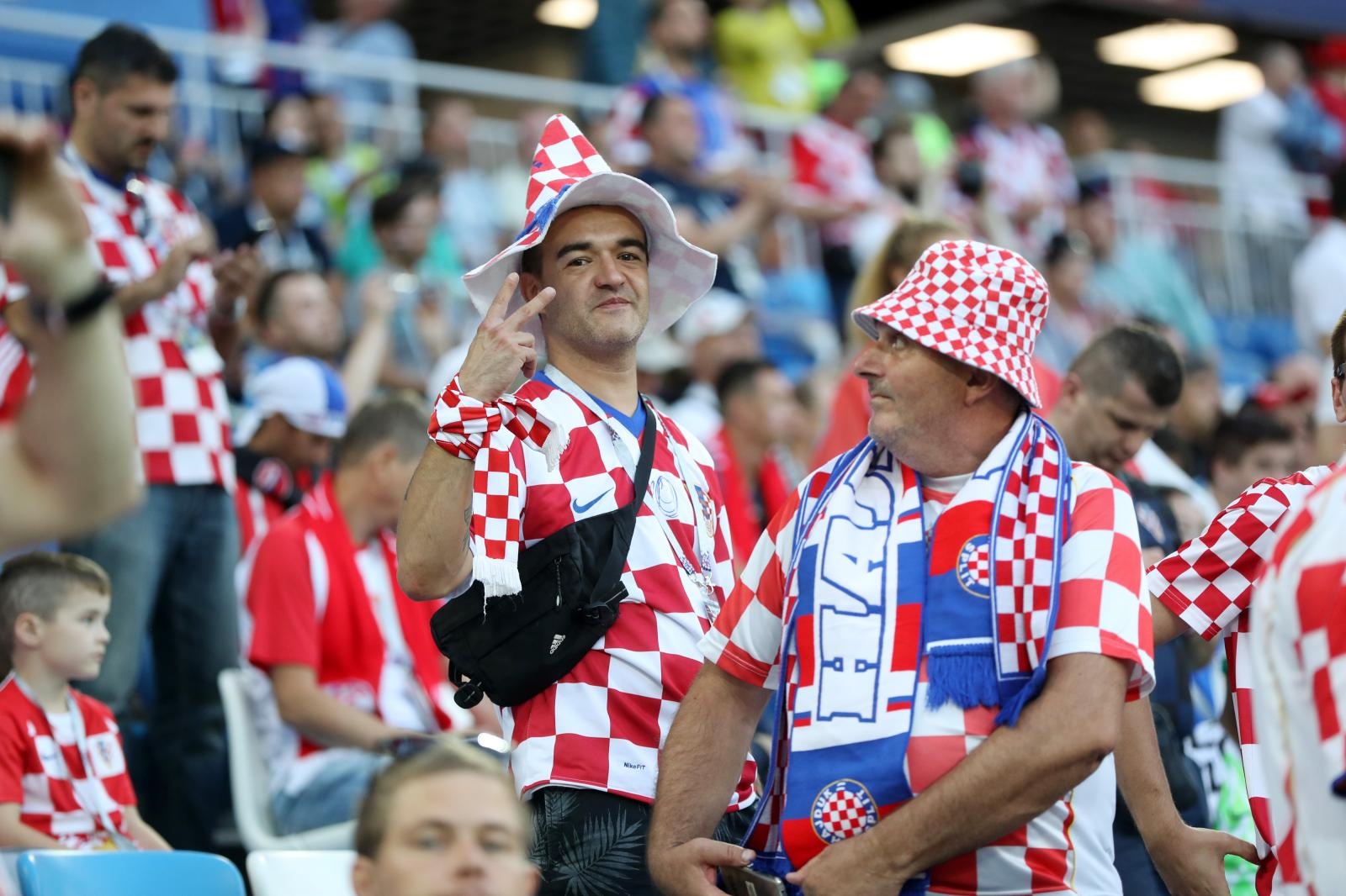 Veseli hrvatski navijači u kockicama ispunili Baltik Arenu u Kalinjingradu Veseli hrvatski navijači u kockicama ispunili Baltik Arenu u Kalinjingradu