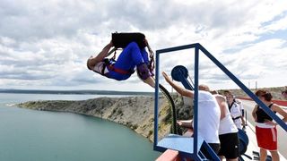 Otvorena sezona bungee jumpinga sa starog Masleničkog mosta. Photo: Hrvoje Jelavić/PIXSELL Otvorena sezona bungee jumpinga sa starog Masleničkog mosta. Photo: Hrvoje Jelavić/PIXSELL