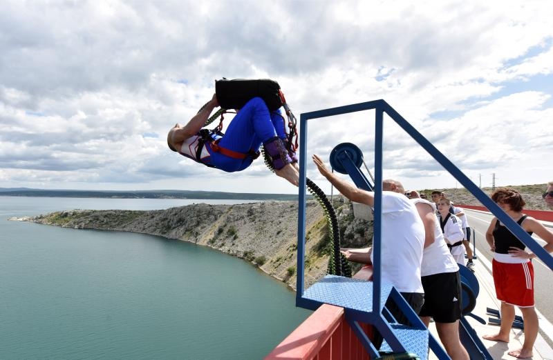 Otvorena sezona bungee jumpinga sa starog Masleničkog mosta. Photo: Hrvoje Jelavić/PIXSELL Otvorena sezona bungee jumpinga sa starog Masleničkog mosta. Photo: Hrvoje Jelavić/PIXSELL