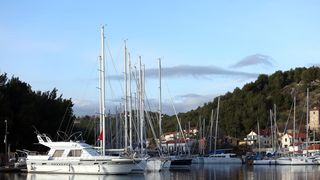 Skradin romantičan mediteranski grad na desnoj obali rijeke Krke Skradin romantičan mediteranski grad na desnoj obali rijeke Krke