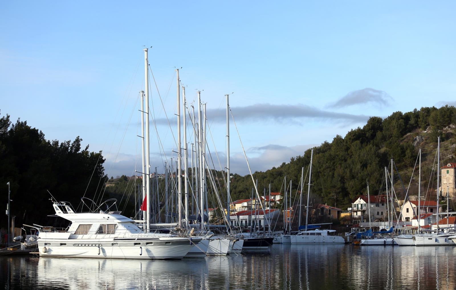 Skradin romantičan mediteranski grad na desnoj obali rijeke Krke Skradin romantičan mediteranski grad na desnoj obali rijeke Krke