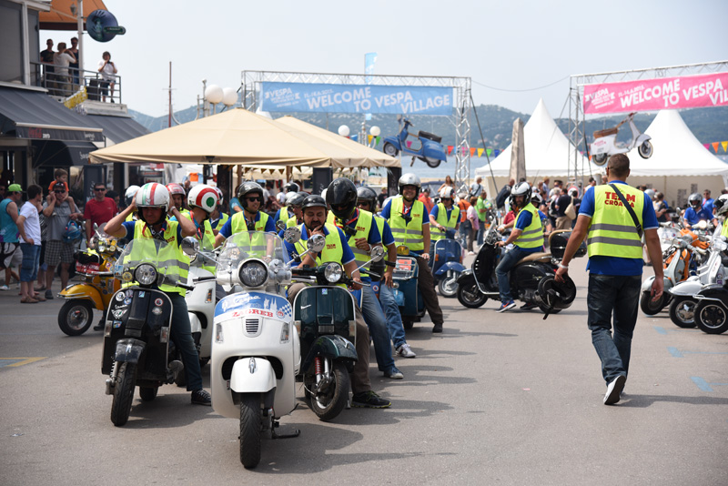Spektakularni defile vespaša, foto: Vinko Pešić Spektakularni defile vespaša, foto: Vinko Pešić