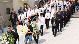 Zadar, 270410.
U mjestu Povljana na otoku Pagu danas popodne sahranjeno je troje mladih Martina Skoda (19), Ante Pogorilic (21), i Marin Orlic (24) koji su smrtno stradali u nedjelju.
Foto : Andrija Lucic / cropix Zadar, 270410.
U mjestu Povljana na otoku Pagu danas popodne sahranjeno je troje mladih Martina Skoda (19), Ante Pogorilic (21), i Marin Orlic (24) koji su smrtno stradali u nedjelju.
Foto : Andrija Lucic / cropix