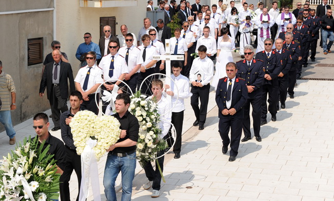 Zadar, 270410.
U mjestu Povljana na otoku Pagu danas popodne sahranjeno je troje mladih Martina Skoda (19), Ante Pogorilic (21), i Marin Orlic (24) koji su smrtno stradali u nedjelju.
Foto : Andrija Lucic / cropix Zadar, 270410.
U mjestu Povljana na otoku Pagu danas popodne sahranjeno je troje mladih Martina Skoda (19), Ante Pogorilic (21), i Marin Orlic (24) koji su smrtno stradali u nedjelju.
Foto : Andrija Lucic / cropix