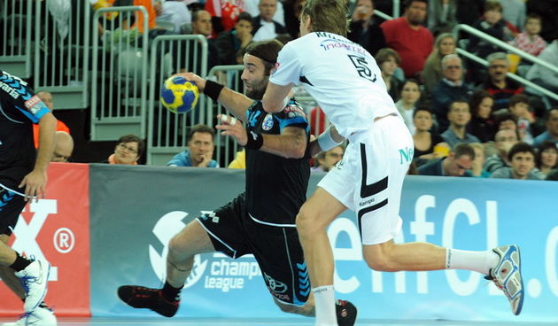 Zagreb, 161010. Arena Zagreb, rukomet, EHF, Champions League, susret HC Croatia Osiguranje i Renovalia Ciudad Real. Na slici: Ivano Balic i Jonas Kallman. Foto: Damir Krajac / CROPIX