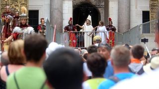 Split: Svakog dana car Dioklecijan i njegova supruga Priska pozdravljaju građane