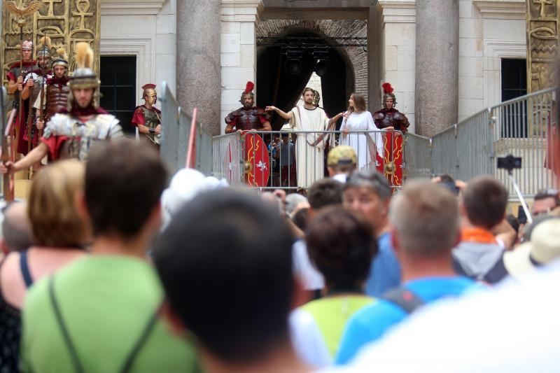 Split: Svakog dana car Dioklecijan i njegova supruga Priska pozdravljaju građane