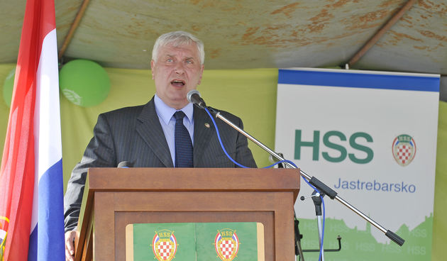 Jastrebarsko, 180710. Hrvatska seljacka stranka obiljezila je 131. godisnjicu rodjenja Vlatka Maceka. Na slici: Govor Josipa Friscica. Foto: Marko Miscevic / CROPIX