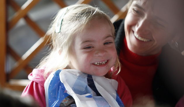 Zadar, 211210.
Vlasnik jedne od najpopularnijih zadarskih pizzerija Sime, Sime Micic svake godine pred Bozic tradicionalno ugoscuje 150 djece s teskocama u razvoju (iz vrtca Latica i OS Vostarnica), a onda zatvara lokal do sredine sjecnja.
Foto: Jure Misk