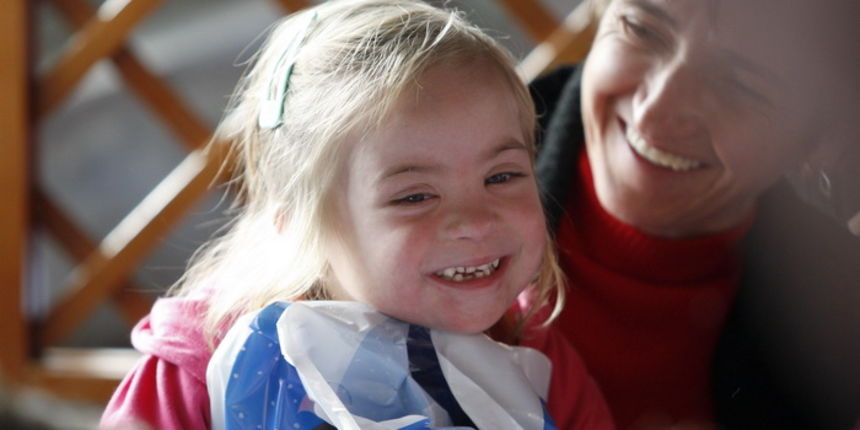 Zadar, 211210.
Vlasnik jedne od najpopularnijih zadarskih pizzerija Sime, Sime Micic svake godine pred Bozic tradicionalno ugoscuje 150 djece s teskocama u razvoju (iz vrtca Latica i OS Vostarnica), a onda zatvara lokal do sredine sjecnja.
Foto: Jure Misk