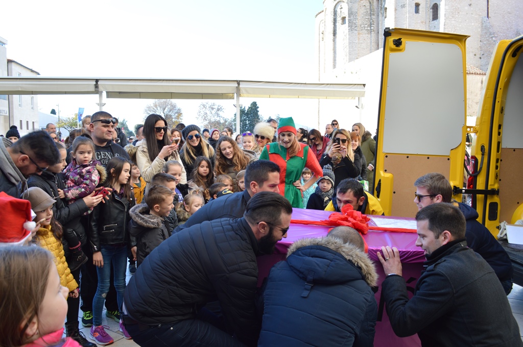 Djed Božićnjak iz Laponije stigao na Forum- poštom!